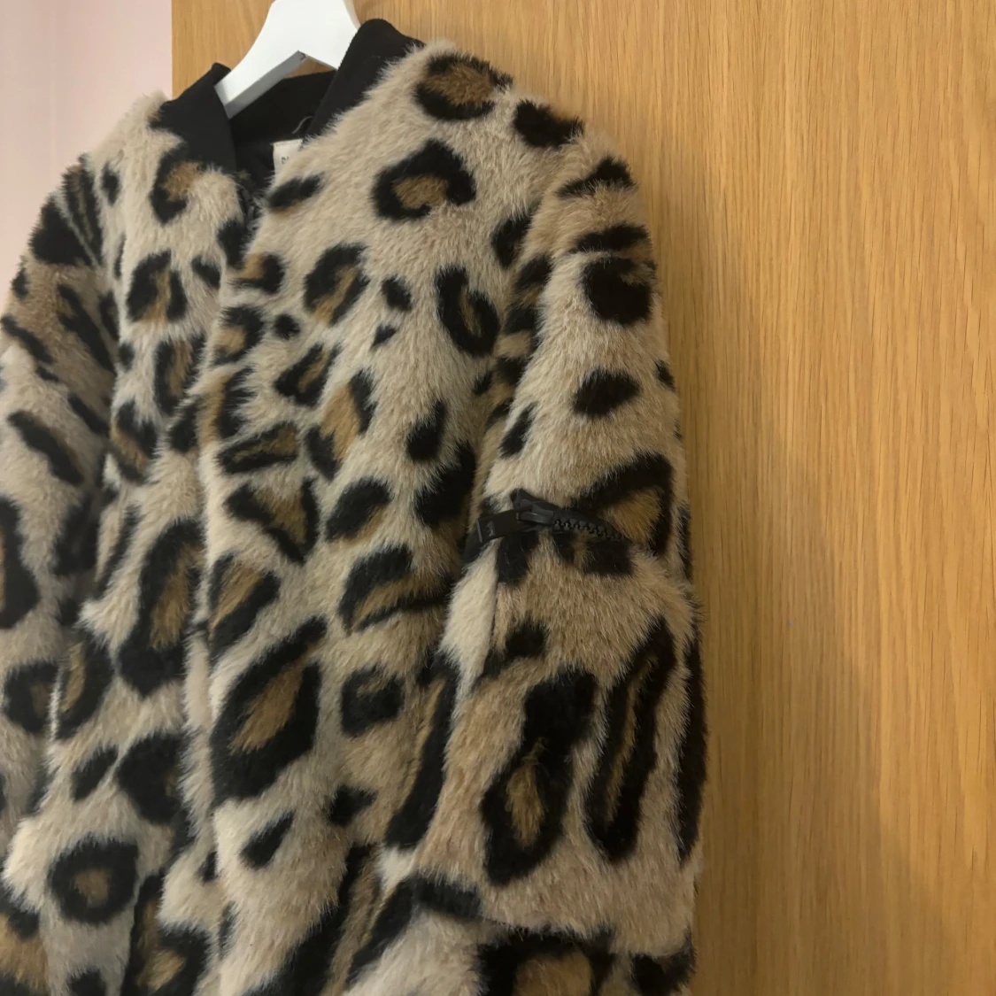 Leopardmönstrad pälsjacka från NAKD - 90