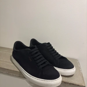 axel arigato skor - Clean 90 Suede Sneaker Black i mycket gott skick