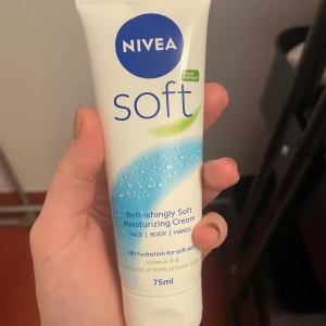 Hudvård  - Kräm från Nivea. Använd 2 gånger väldigt lite så i nytt skick. 