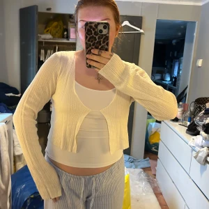 Beige kofta - En beige kofta liknande plagg. Lätt att slänga på sig över en lätt tröja undertill. Storlek M ifrån NAKD. Använd två gånger. 