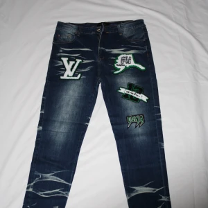 Amiri Jeans  - Unika amiri jeans i väldigt fint skick. Storlek: 33. Mått: midja ca 41, längd ca 104cm