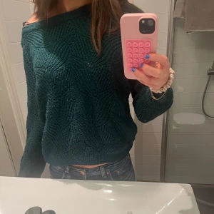 Mörkgrön stickad tröja - Säljer en mysig mörkgrön stickad som man både kan ha off-shoulder och vanligt. Den är från Lindex och är i storlek S. Man ser färgen bäst på första bilden!💞