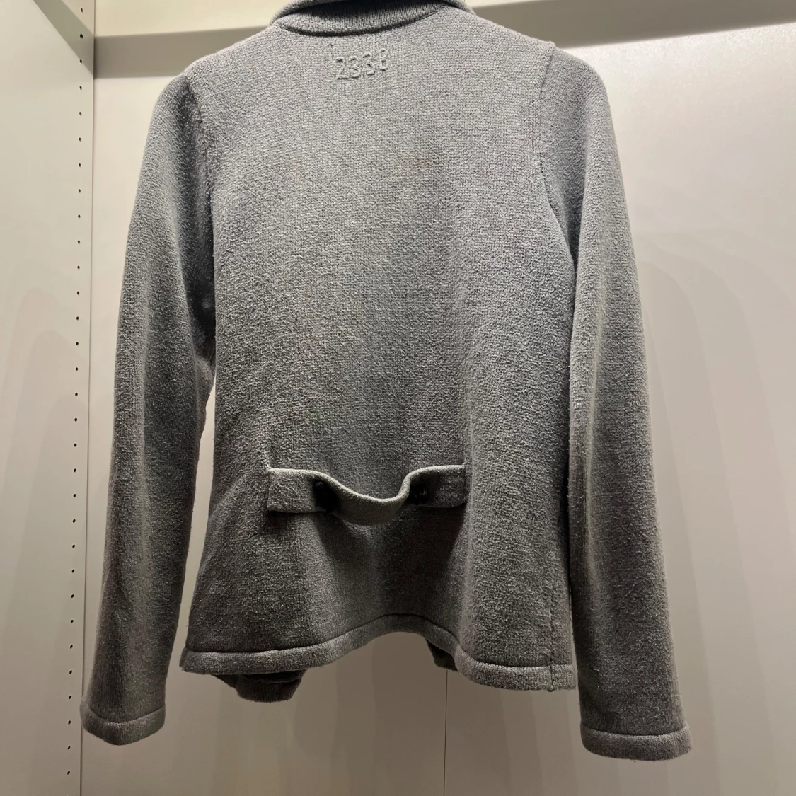 Grå kofta med rosa knytband - 90