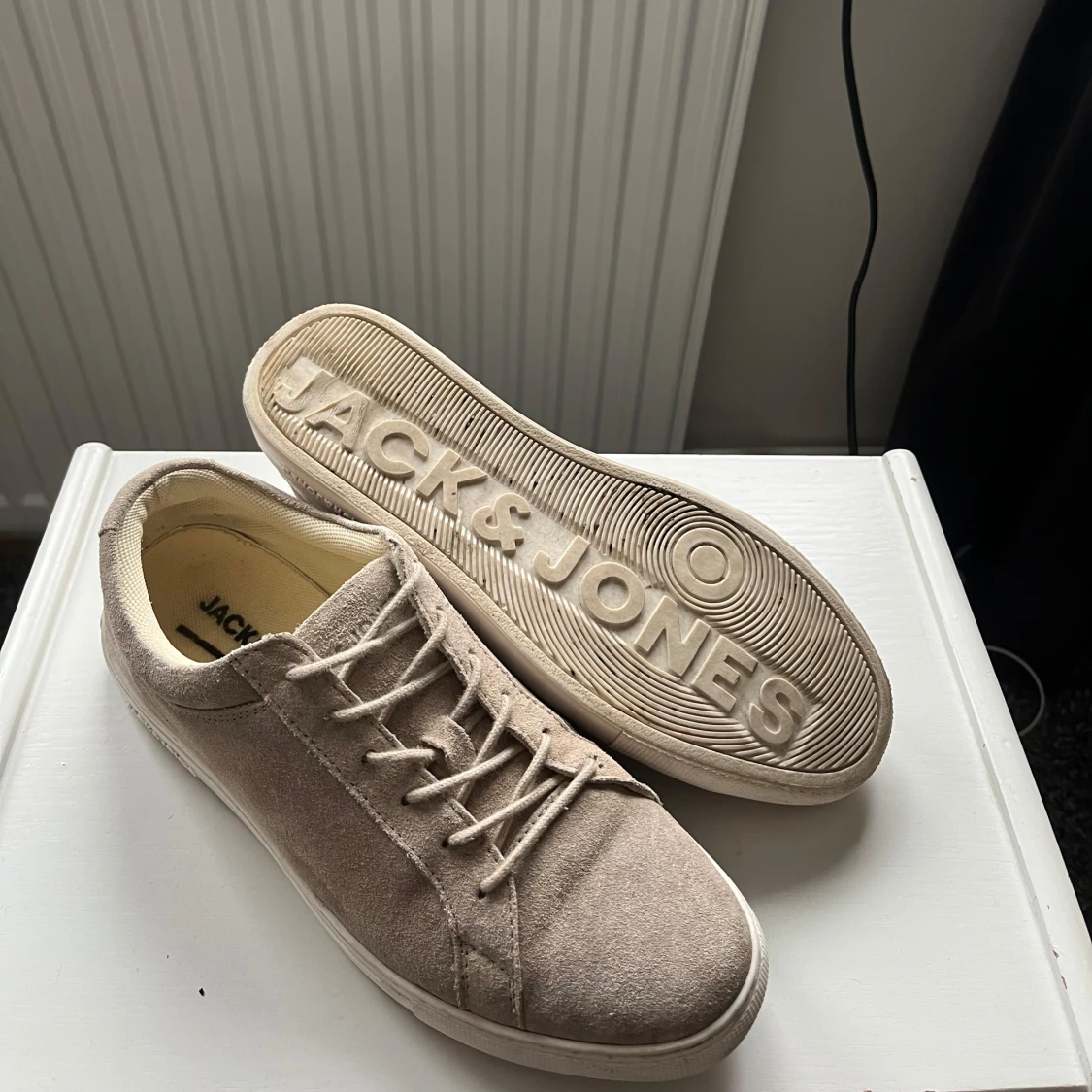 Beige sneakers från Jack & Jones - 90