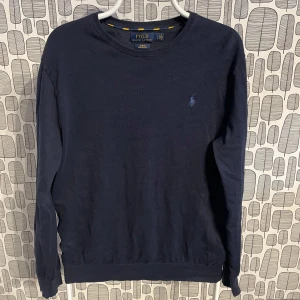 Mörkblå tröja från Ralph Lauren - Säljer en stilren mörkblå tröja från Ralph Lauren i slim fit. 100% pima cotton. Mycket bra skick