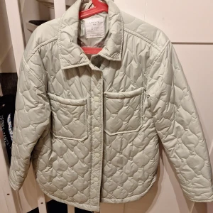 Vår jacka (lindex) - En ljusgrön vår jacka från lindex. Storlek 146-152. Inte använd många gånger, säljer pga att den för att den inte kommer till användning. Den har två ytterfickor och en innerficka. Den är ganska medium lång. Har även fickor i sidorna!