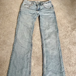 Lågmidjade bootcut jeans - Säljer ett par snygga lågmidjade bootcut jeans från Pull&Bear i storlek 34. Nypris ca 600, de är använda en gång därav priset. 