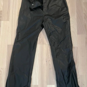 Svarta Skinnbyxor  - Svarta Skinnbyxor från shein, helt nya o prislapp är kvar.