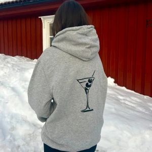 Hoodie ”MARTINI” - Storlek M men liten i storleken✨ Stilren och snygg och passar alla!