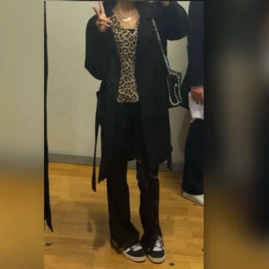 Svart kappa från BikBok  - Snygg svart kappa från Bikbok med knytskärp i midjan. Använd ett par gånger men den är i bra skick. 