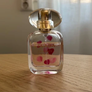 Escada Celebrate N.O.W. parfym 30 ml storlek flaska - Säljs den för jag har problem med kronisk migrän så jag tål inte de flesta parfymerna så jag beslöt at sälja den än slänga den. Den har runt 80 procent kvar i den 30 ml flaskan. Jag säljer även flera parfymer på mina annonserna om nån av er är intresserade av att köpa :) 