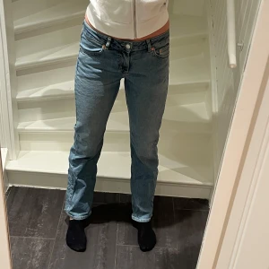 Low waist jeans - Snygga blåa jeans som har en straight passform och är lågmidjade. Väldigt sparsamt använda så det ör i riktigt bra skick! Något korta på mig som 175 cm. Nypris 600kr