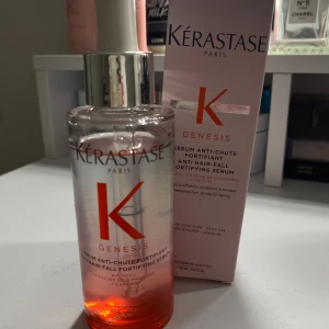 Kérastase Genesis Hårbotten Serum - Kérastase Genesis Serum är ett stärkande serum för friskare hårbotten och försvagat hår som lätt drabbas av håravfall. På bild 2 finns mer info om produkten. Använts 1 gång. (Nypris: 590kr) 