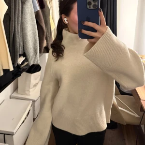 Beige stickad polotröja - Säljer en mysig beige stickad polotröja med långa ärmar och ribbade detaljer. Aldrig använd 