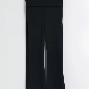 Svarta yogapants - Svarta yogapants från Gina young i strl 146/152, för små för mig darför säljs de, ser helt nya ut och knappast använda, skriv privat för egna bilder och nypris är 230.