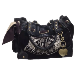 Vintage Juicy Couture-väska - Snygg vintage handväska från Juicy Couture. Väskan är lite sliten undertill och har några småfläckar i innefodret, annars i väldigt bra skick!