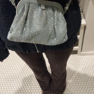 zara väska - super söt väska🩷🩷har en defekt som är små fläckar på framsidan som jag inte försökt få bort men det borde gå, se på bild 4🩷🩷