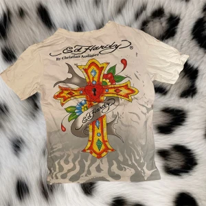 Snygg ed hardy t-shirt - Super fin ed hardy t-shirt med coolt tryck på framsidan och baksidan❤️de står den är storlek L men skulle säja den sitter mer som en S eller M