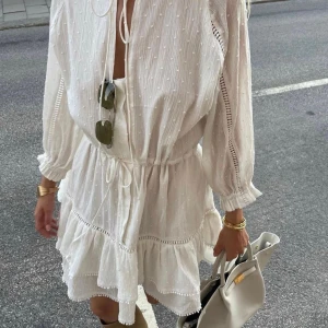 Vit klänning by malina - Säljer denna super fina klänningen från by malina. I nyskick och storlek S. Perfekt som student klänning, konfirmationklänning eller bara en vanlig sommarklänning. 