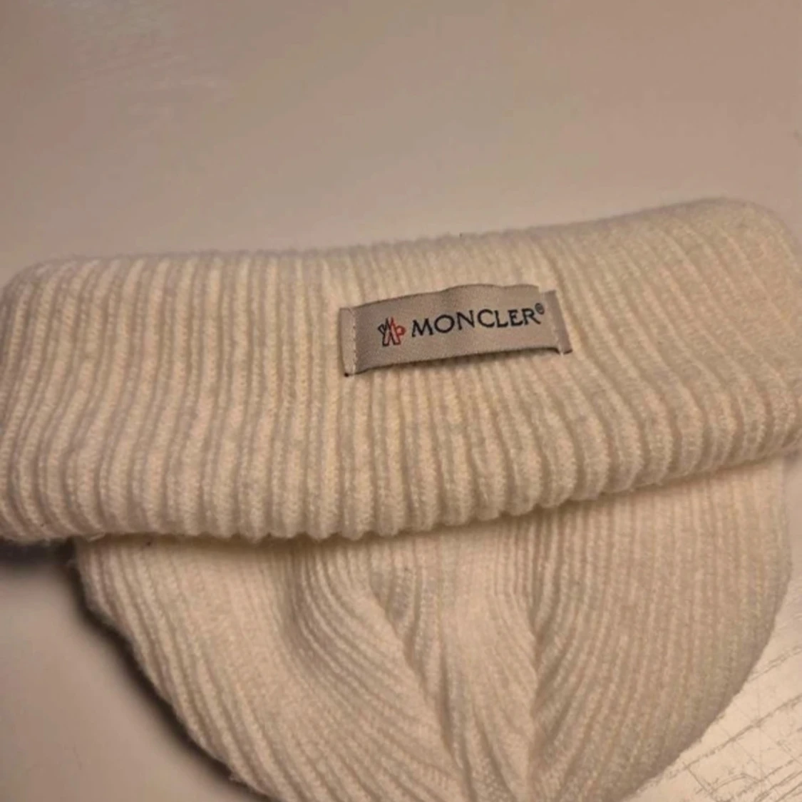 Vit ribbad mössa från Moncler - 92