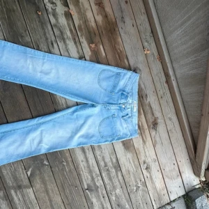 Low bootcut jeans - Jeans i en jättefin färg, säljer eftersom de inte passar. Bilderna är inte mina. Midjemått:40 Innerben:85 ❤️