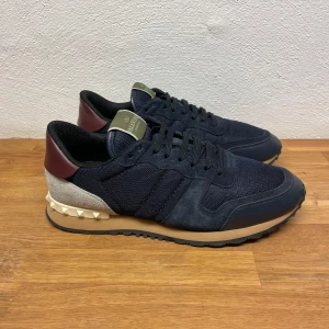 Valentino Rockrunners - Säljer ett par riktigt feta Valentino Rockrunners i mycket bra skick, storlek 41 fitts 42, endast skor medföljer, hör av er vid minsta lilla fundering!