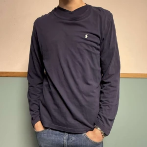 Mörkblå långärmad tröja från Ralph Lauren - Snygg mörkblå långärmad tröja från Ralph Lauren. Använd fåtal gånger däröver väldigt bra skick.😄ställ jättegärna frågor om vad som. Priset kan absolut diskuteras. Speciellt vid snabb affär.👍💪
