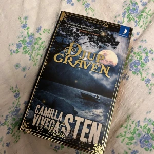 Bok - Djupgraven - Superspännande bok av Camilla Sten & Viveca Sten!💙Dock har den blivit lite solbränd (sista bilden)😅😂