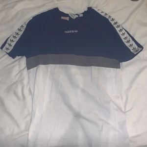 Blå och vit t-shirt från Adidas -  blå och vit t-shirt från Adidas. Storlek 152 men passar som dam xs 