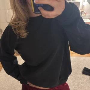 Svart sweatshirt - Svart sweatshirt i S