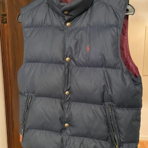 Ralph Lauren Väst - Vändbar Ralph Lauren väst i mycket fint skick. Nypris ca 2000. Tveka inte att höra av dig vid frågor!