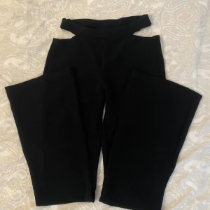 Svarta hip cut out byxor - Säljer mina snygga hip cut out byxor i svart, storlek S. Väldigt skönt material. Använt kanske en gång tidigare!