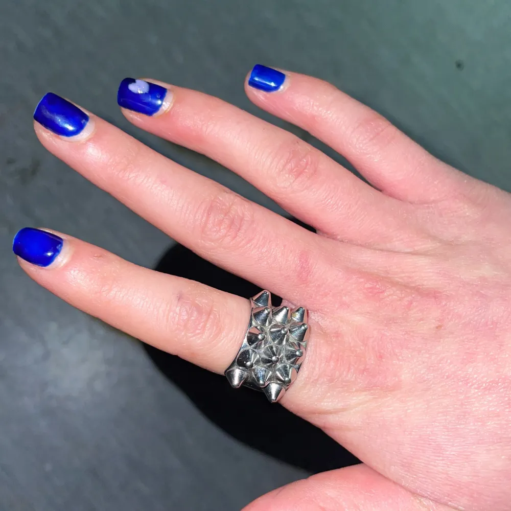 En fin Edblad ring med piggar. Perfekt för fest och vardag. Passar alla beroende på vilket finger man vill ha den på. Storlek S. silver. Muu.