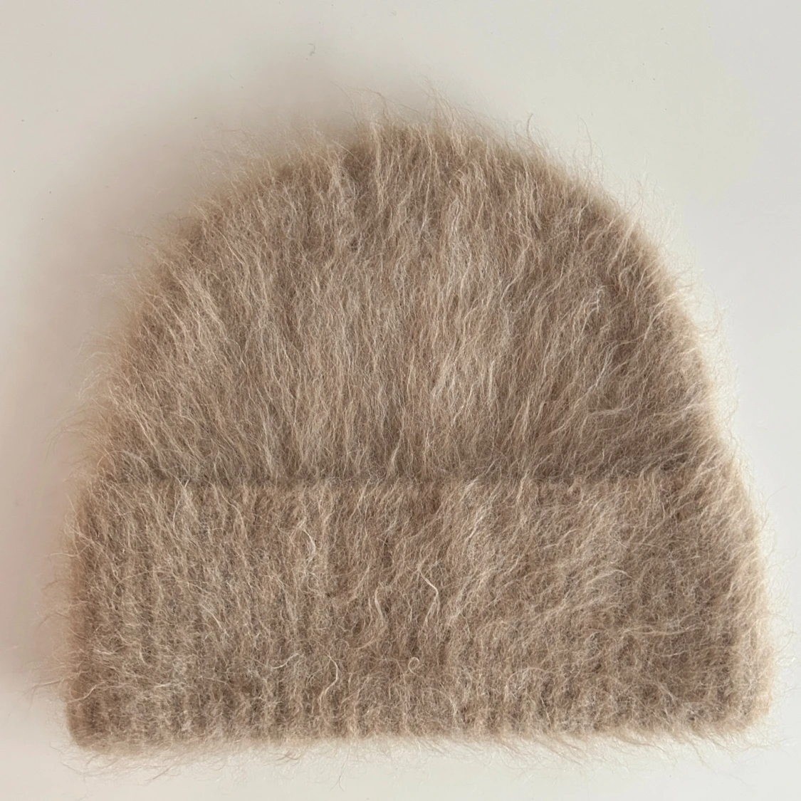 Beige stickad mössa från Toteme - 90