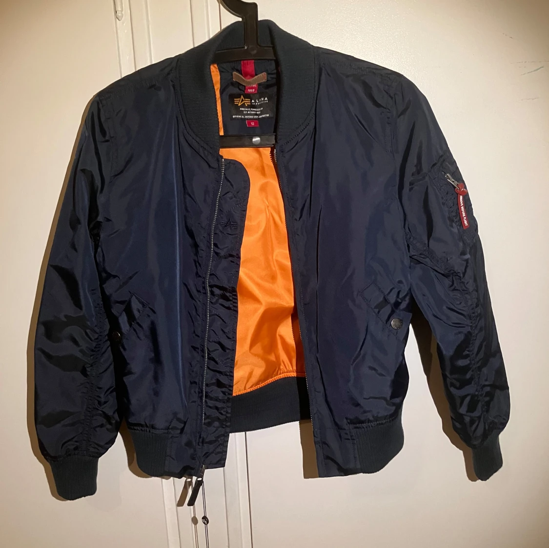 Blå bomberjacka från Alpha Industries
