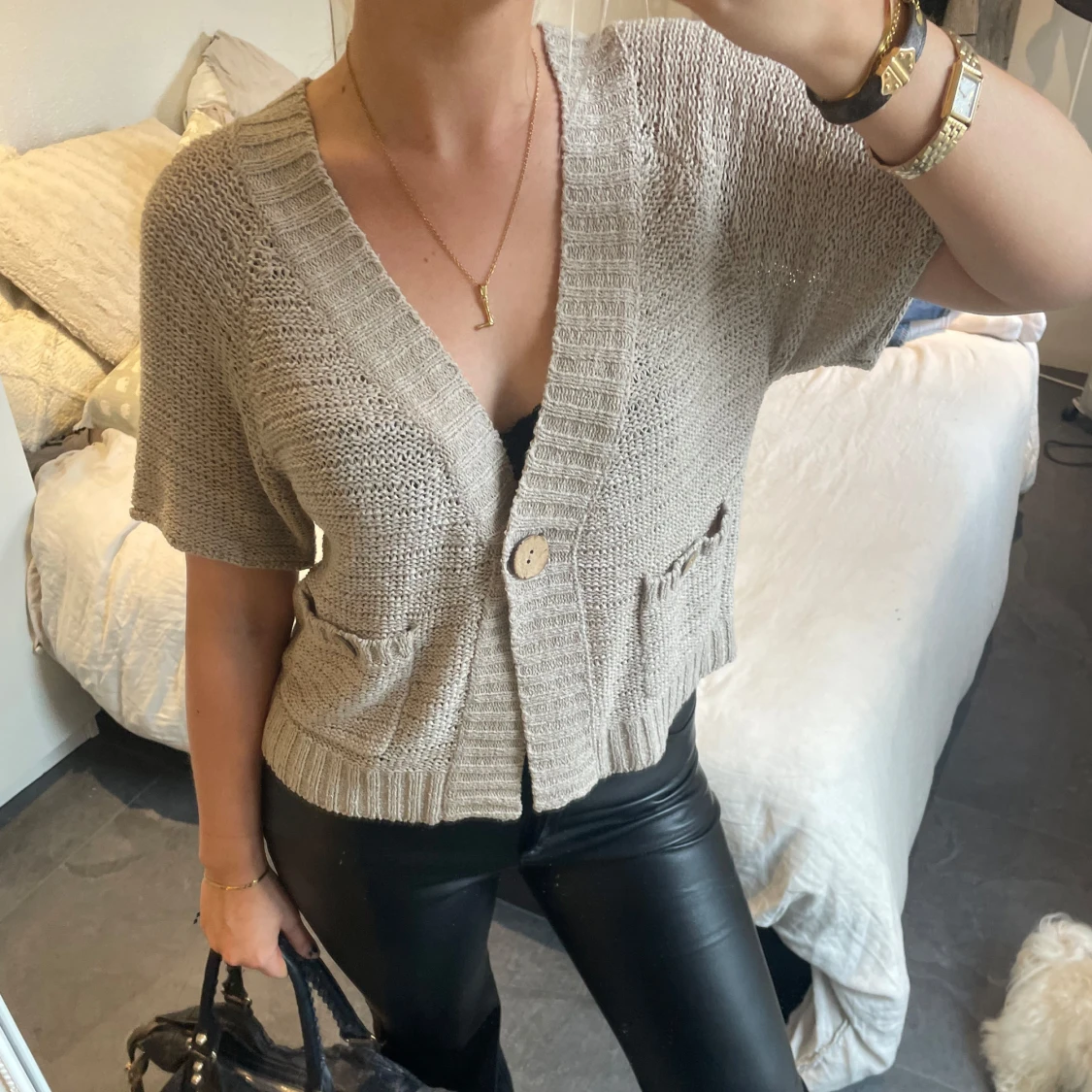 Unik kortärmad kofta med fickor fram 🤎