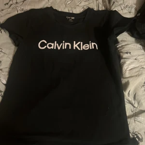 Calvin Klein t shirt - Säljer en t shirt från calvin klein storlek S