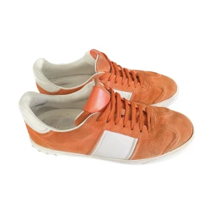 Valentino  - Säljer mina snygga Oranga Valentino Flycrew. Väldigt eftertraktade och ovanliga skor då de inte säljs längre och är svåra att hitta. Box och dustbag ingår. 6 nitar fattas men ingen har märkt av det när jag har använt skorna. Är väldigt nöjd med komplimanger jag fått med dessa skor. Skorna säljs på grund av att jag tyvärr har växt ur dem. Hör av er om ni har några frågor, svarar så snabbt jag kan. Det är även viktigt att säga att skorna är storlek 41 men de passar 42 även.