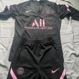 Svart och rosa fotbollströja från Nike - Snygg svart psg tracksuit från Nike,  använd ett fåtal gånger, skick 10/10, pris kan diskuteras vid snabb affär, vid frågor skriv i dm