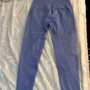 Blå leggings från Relode - Snygga blå/lila leggings från Relode med hög midja och tight passform. Perfekta för träning eller en aktiv vardag. Materialet är stretchigt och bekvämt, vilket ger bra rörelsefrihet.