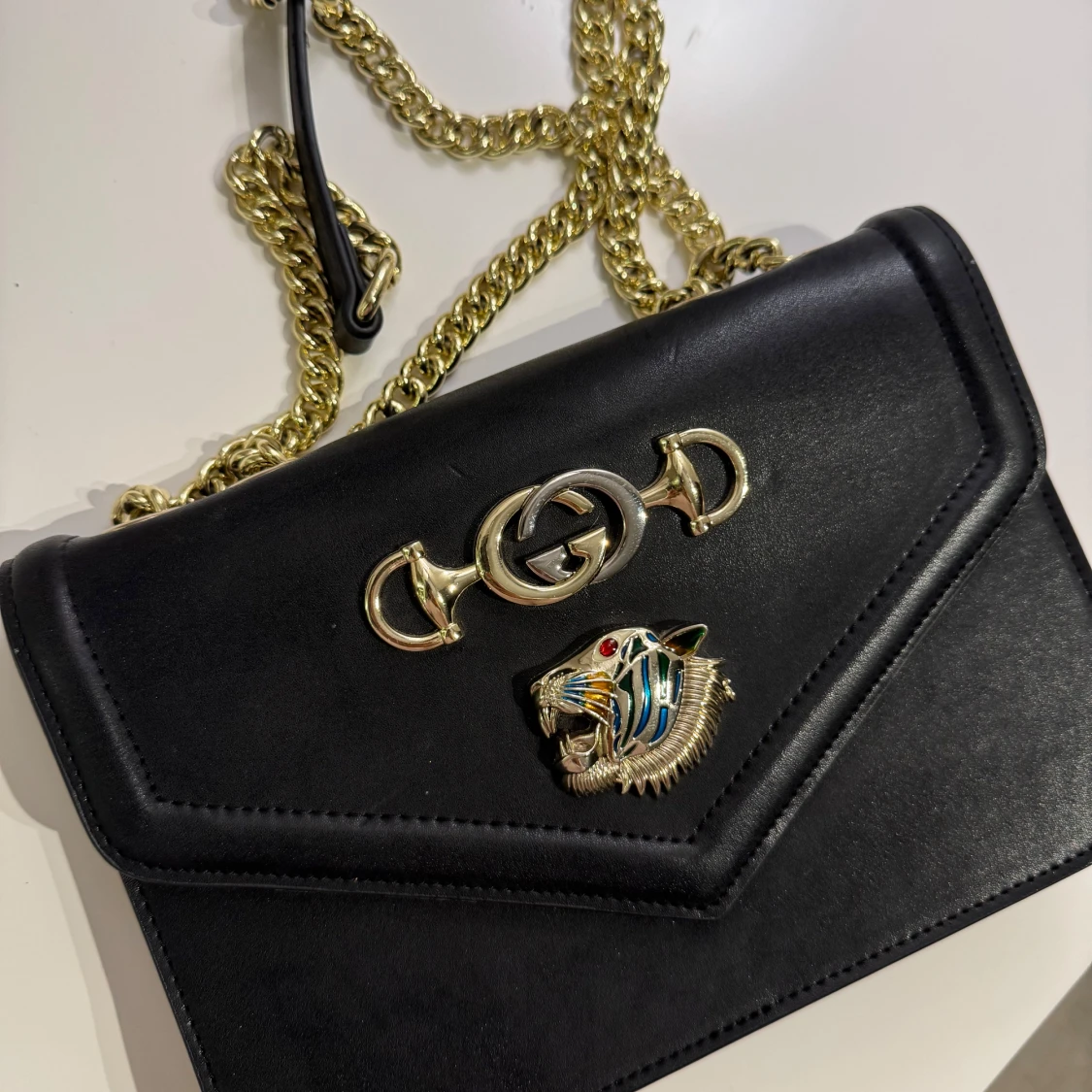 Svart axelväska ” INTE DEN RIKTIGA ”