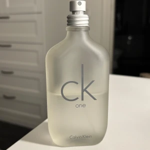 Parfym ck one - Herr/unisex parfym från Calvin Klein. 100 ml men cirka hälften är använd