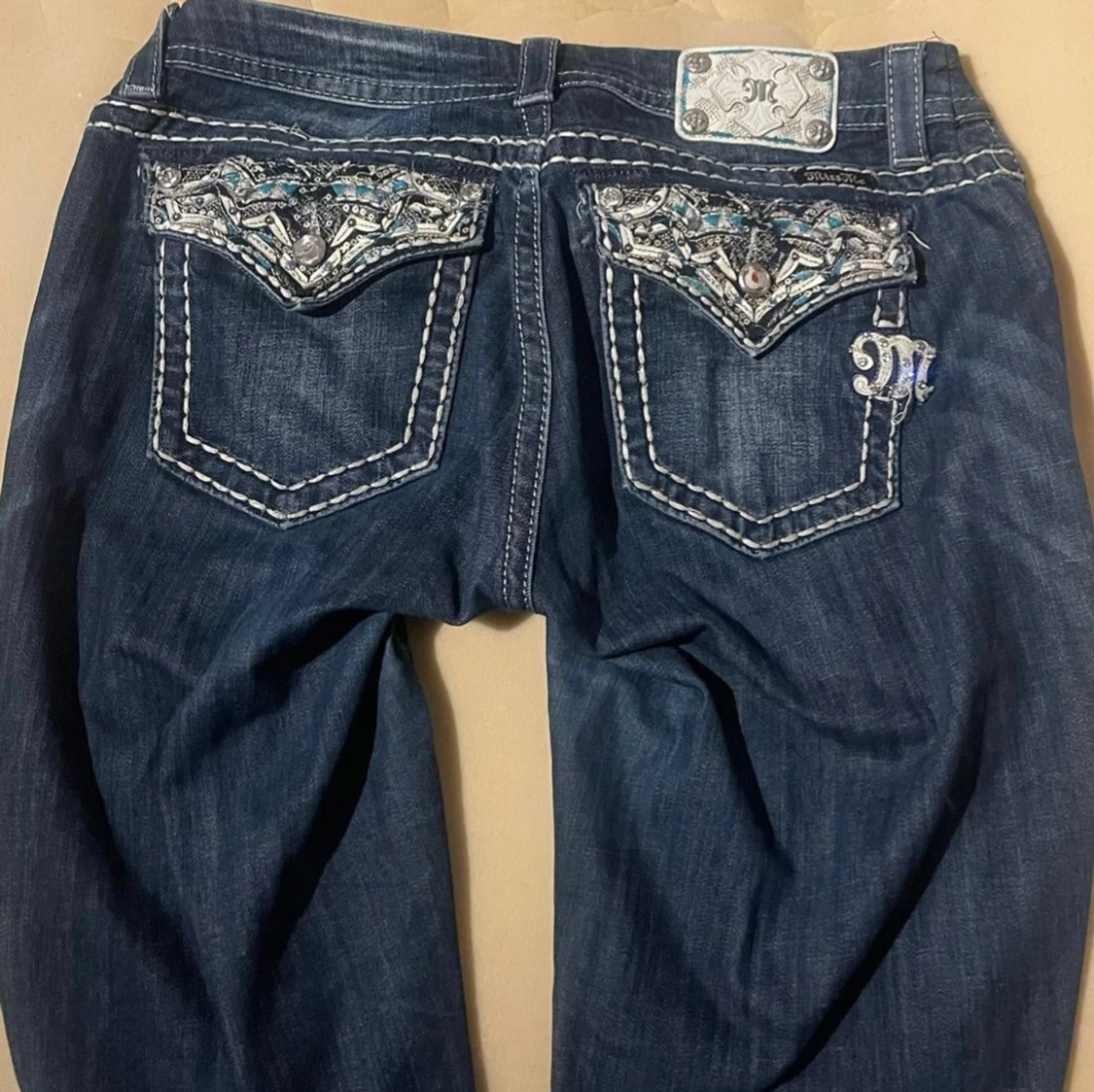 Mörkblå  'Miss me’ jeans med broderade fickor💙 - 4