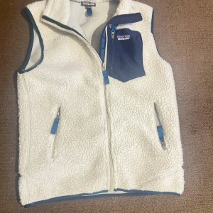 Vit fleeceväst från Patagonia - Patagonia fleeceväst S – Skick 10/10, populär modell. Hör av dig vid intresse eller frågor!!