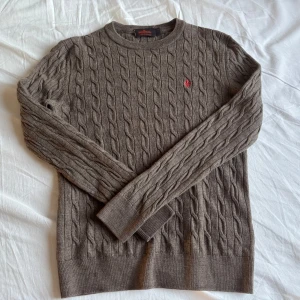 kabelstickad tröja från Morris - Säljer en snygg kabelstickad tröja från morris i 100% merinoull. Storleken är liten S den sitter som XS. Skicket är extremt bra förutom att morris lappen sitter lite löst (kolla sista bilden) Hör av dig av du har fler frågor och kolla gärna in profilen för fler plagg.