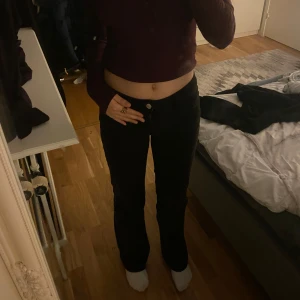 Svarta lågmidjade jeans  - Snygga svarta jeans med låg midja. Perfekta för en casual look. De har en fin passform(bootcut)💕 (pris går alltid att diskutera)🫶🏻