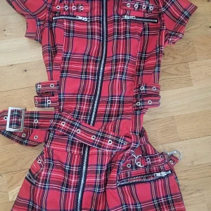 Punk Alternativ Mini klänning - En punkig miniklänning från Hearts & Roses i perfekt skick. Använt max 3 gånger varav testad en gång. Materialet är lite stretchig så skulle säga att den passar folk mellan SS-M. Finns en korsett snörning på baksidan så man kan själv justera till sin storlek tyvärr ändrat stil och därmed kommer den inte till användning längre. Hittar inte den online men den är inköpt för 950 så säljer den därmed för 600 då den är i toppen skick. Kan mötas i Sthlm eller posta. OBS: finns på flera sidor!