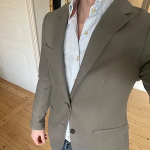 Beige kavaj från Riley - Snygg beige kavaj från Riley. Storlek 148, men passar 48. Mycket bra skick.