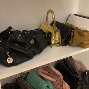 Samling av olika väskor - En samling av olika väskor i varierande stilar och färger. 150 kr för vaje valfri väska 