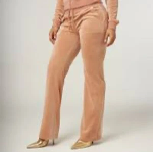 Beige Juciy Couture Byxor  - Snygga och bekväma beige mjukisbyxor med en loose passform. Byxorna har en dragsko i midjan för justerbar passform och är perfekta för en avslappnad stil.